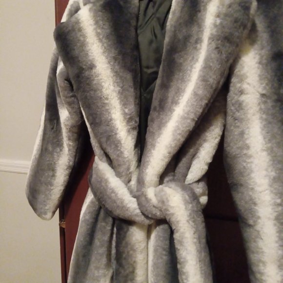 White and gray faux fur coat - Picture 3 of 4